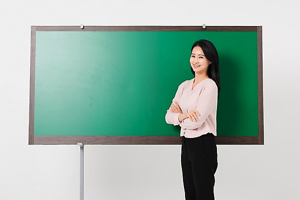 포토 JPG 스튜디오촬영 여자 학교 수업 실내 한명 서기 웃음 상반신 성인 옆모습 30대 팔짱 교사 칠판 한국인 강의 세미정장 성인여자한명만 국내포토 직업 1 교육 뷰포인트 모션 표정 사람 동양인 정장 내부 장년 여자한명만 성인여자만 파일형식