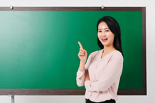 포토 JPG 스튜디오촬영 여자 학교 수업 실내 한명 서기 웃음 상반신 성인 옆모습 30대 교사 칠판 한국인 가리킴 강의 세미정장 성인여자한명만 국내포토 직업 1 교육 뷰포인트 모션 표정 사람 동양인 정장 손짓 내부 장년 여자한명만 성인여자만 파일형식