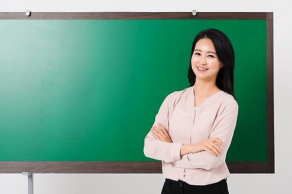포토 JPG 스튜디오촬영 여자 학교 수업 실내 한명 서기 웃음 상반신 성인 옆모습 30대 팔짱 교사 칠판 한국인 강의 세미정장 성인여자한명만 국내포토 직업 1 교육 뷰포인트 모션 표정 사람 동양인 정장 내부 장년 여자한명만 성인여자만 파일형식