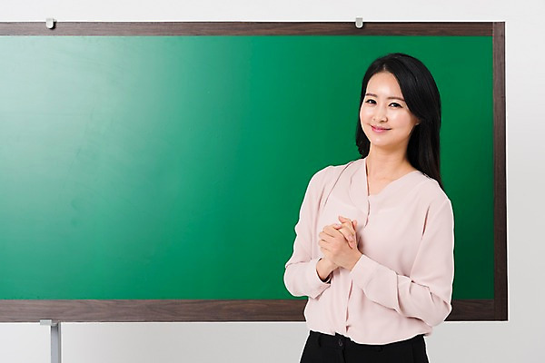포토 JPG 스튜디오촬영 여자 학교 수업 실내 한명 서기 웃음 상반신 성인 옆모습 30대 교사 칠판 한국인 강의 세미정장 성인여자한명만 국내포토 직업 1 교육 뷰포인트 모션 표정 사람 동양인 정장 내부 장년 여자한명만 성인여자만 파일형식