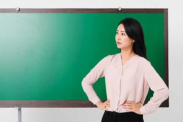 포토 JPG 스튜디오촬영 응시 여자 허리손 학교 수업 실내 한명 서기 상반신 성인 옆모습 30대 교사 칠판 한국인 강의 세미정장 성인여자한명만 국내포토 직업 1 시선 교육 뷰포인트 포즈 모션 사람 동양인 정장 내부 장년 여자한명만 성인여자만 파일형식