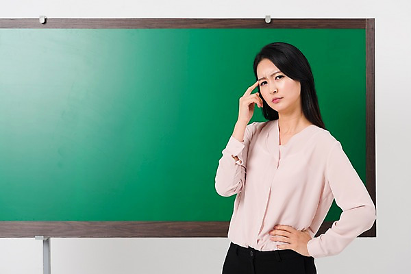 포토 JPG 스튜디오촬영 여자 학교 수업 실내 한명 서기 상반신 성인 옆모습 30대 교사 칠판 한국인 찡그림 강의 세미정장 성인여자한명만 국내포토 직업 1 교육 뷰포인트 모션 표정 사람 동양인 정장 내부 장년 여자한명만 성인여자만 파일형식
