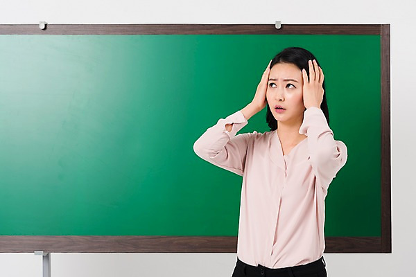 포토 JPG 스튜디오촬영 응시 여자 학교 수업 실내 한명 서기 상반신 성인 옆모습 30대 교사 칠판 한국인 강의 세미정장 성인여자한명만 국내포토 직업 1 시선 교육 뷰포인트 모션 사람 동양인 정장 내부 장년 여자한명만 성인여자만 파일형식