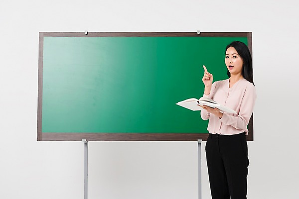 포토 JPG 스튜디오촬영 여자 학교 수업 실내 한명 서기 웃음 들기 상반신 성인 옆모습 책 30대 교사 칠판 한국인 가리킴 강의 세미정장 성인여자한명만 국내포토 직업 1 교육 뷰포인트 모션 표정 사람 동양인 정장 손짓 내부 장년 여자한명만 성인여자만 파일형식