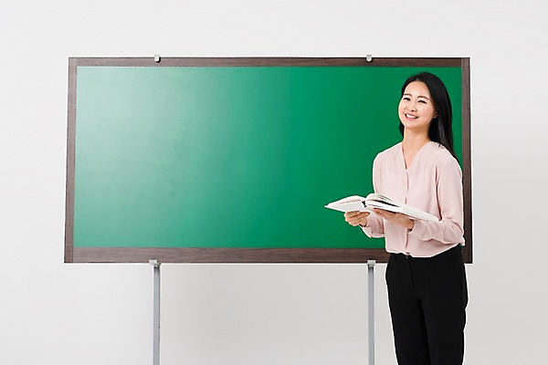 포토 JPG 스튜디오촬영 여자 학교 수업 실내 한명 서기 웃음 들기 상반신 성인 옆모습 책 30대 교사 칠판 한국인 강의 세미정장 성인여자한명만 국내포토 직업 1 교육 뷰포인트 모션 표정 사람 동양인 정장 내부 장년 여자한명만 성인여자만 파일형식