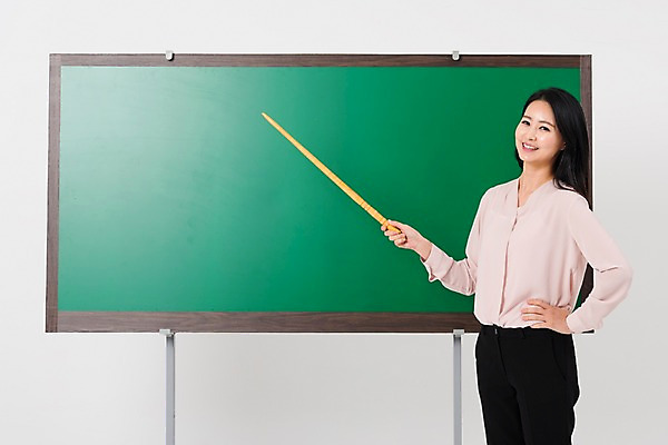 포토 JPG 스튜디오촬영 여자 허리손 학교 수업 실내 한명 서기 웃음 상반신 성인 옆모습 30대 교사 칠판 한국인 가리킴 강의 세미정장 성인여자한명만 국내포토 직업 1 교육 뷰포인트 포즈 모션 표정 사람 동양인 정장 손짓 내부 장년 여자한명만 성인여자만 파일형식