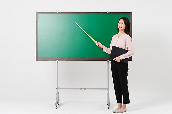 포토 JPG 스튜디오촬영 전신 여자 학교 수업 실내 한명 서기 웃음 성인 옆모습 30대 교사 칠판 한국인 강의 세미정장 성인여자한명만 국내포토 직업 1 교육 뷰포인트 모션 표정 사람 동양인 정장 내부 장년 여자한명만 성인여자만 파일형식