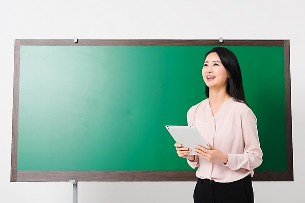 포토 JPG 스튜디오촬영 응시 여자 학교 수업 실내 한명 서기 웃음 들기 상반신 성인 옆모습 30대 태블릿 교사 칠판 한국인 강의 세미정장 성인여자한명만 국내포토 직업 1 시선 교육 뷰포인트 모션 표정 사람 동양인 정장 내부 장년 전자제품 스마트기기 여자한명만 성인여자만 파일형식