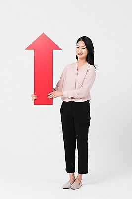 포토 JPG 스튜디오촬영 전신 여자 화살표 실내 한명 서기 웃음 들기 성인 앞모습 30대 교사 한국인 세미정장 성인여자한명만 국내포토 직업 1 뷰포인트 모션 표정 사람 동양인 정장 내부 장년 여자한명만 성인여자만 파일형식