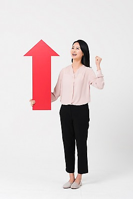 포토 JPG 스튜디오촬영 전신 응시 여자 화살표 실내 한명 서기 웃음 들기 성인 앞모습 30대 파이팅 교사 한국인 세미정장 성인여자한명만 국내포토 직업 1 시선 뷰포인트 모션 표정 사람 동양인 정장 내부 장년 여자한명만 성인여자만 파일형식