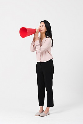 포토 JPG 스튜디오촬영 전신 여자 실내 한명 서기 웃음 들기 성인 앞모습 30대 교사 확성기 외침 한국인 세미정장 성인여자한명만 국내포토 직업 1 뷰포인트 모션 표정 사람 동양인 정장 내부 장년 소리 여자한명만 성인여자만 파일형식