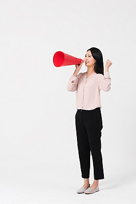 포토 JPG 스튜디오촬영 전신 응시 여자 실내 한명 서기 웃음 들기 성인 앞모습 30대 파이팅 교사 확성기 외침 주먹 한국인 세미정장 성인여자한명만 국내포토 직업 1 시선 뷰포인트 모션 표정 사람 동양인 정장 내부 장년 소리 여자한명만 성인여자만 파일형식