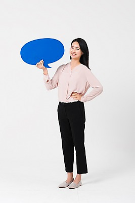 포토 JPG 스튜디오촬영 전신 여자 허리손 말풍선 프레임 실내 한명 서기 웃음 들기 성인 앞모습 30대 교사 한국인 세미정장 성인여자한명만 국내포토 직업 1 뷰포인트 포즈 모션 표정 사람 동양인 정장 내부 장년 여자한명만 성인여자만 파일형식