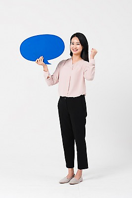 포토 JPG 스튜디오촬영 전신 여자 말풍선 프레임 실내 한명 서기 웃음 들기 성인 앞모습 30대 파이팅 교사 주먹 한국인 세미정장 성인여자한명만 국내포토 직업 1 뷰포인트 모션 표정 사람 동양인 정장 내부 장년 여자한명만 성인여자만 파일형식 옷 인종 여자만 성인만