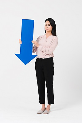 포토 JPG 스튜디오촬영 전신 여자 화살표 실내 한명 서기 들기 성인 앞모습 30대 교사 한국인 찡그림 세미정장 성인여자한명만 국내포토 직업 1 뷰포인트 모션 표정 사람 동양인 정장 내부 장년 여자한명만 성인여자만 파일형식