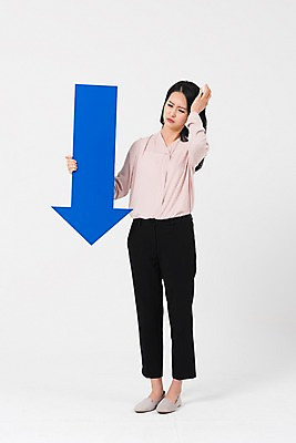 포토 JPG 스튜디오촬영 전신 응시 여자 화살표 실내 한명 서기 들기 성인 앞모습 30대 교사 한국인 찡그림 세미정장 성인여자한명만 국내포토 직업 1 시선 뷰포인트 모션 표정 사람 동양인 정장 내부 장년 여자한명만 성인여자만 파일형식