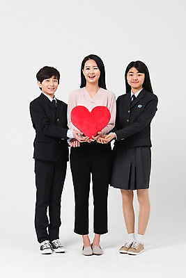 포토 JPG 스튜디오촬영 전신 학생 여학생 여자 남자 교복 남학생 쿠션 중학생 청소년 실내 서기 웃음 들기 성인 앞모습 10대 세명 30대 십대라이프스타일 교사 한국인 하트 여중생 남중생 국내포토 모양 직업 라이프스타일 옷 뷰포인트 모션 표정 사람 동양인 내부 장년 파일형식