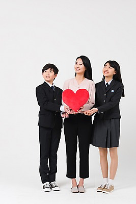 포토 JPG 스튜디오촬영 전신 학생 응시 여학생 여자 남자 교복 남학생 쿠션 중학생 청소년 실내 서기 웃음 들기 성인 앞모습 10대 세명 30대 십대라이프스타일 교사 한국인 하트 여중생 남중생 국내포토 모양 직업 라이프스타일 시선 옷 뷰포인트 모션 표정 사람 동양인 내부 장년 파일형식