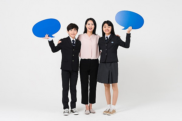 포토 JPG 스튜디오촬영 전신 학생 여학생 여자 남자 교복 남학생 말풍선 중학생 청소년 어깨동무 프레임 실내 서기 웃음 들기 성인 앞모습 10대 세명 30대 십대라이프스타일 교사 한국인 여중생 남중생 국내포토 직업 라이프스타일 옷 뷰포인트 포즈 모션 표정 사람 동양인 내부 장년 파일형식
