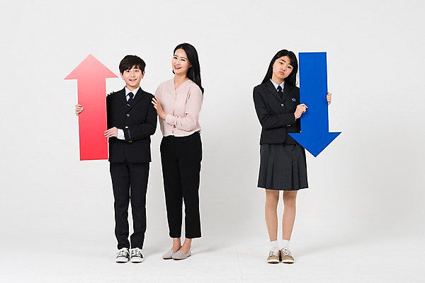 포토 JPG 스튜디오촬영 전신 학생 여학생 여자 남자 교복 화살표 남학생 중학생 청소년 실내 서기 웃음 들기 성인 앞모습 10대 세명 30대 십대라이프스타일 교사 한국인 찡그림 여중생 어깨에손 남중생 국내포토 직업 라이프스타일 옷 뷰포인트 모션 표정 사람 동양인 내부 장년 파일형식