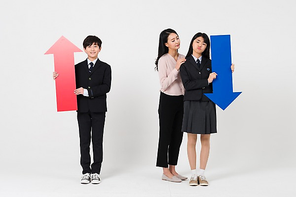 포토 JPG 스튜디오촬영 전신 학생 여학생 여자 남자 교복 화살표 남학생 중학생 청소년 실내 서기 웃음 들기 성인 앞모습 10대 세명 30대 십대라이프스타일 교사 한국인 찡그림 여중생 위로 남중생 국내포토 직업 라이프스타일 옷 뷰포인트 모션 표정 사람 동양인 내부 장년 파일형식