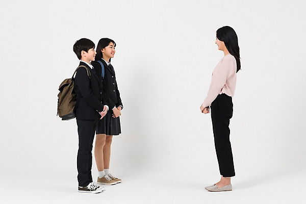 포토 JPG 스튜디오촬영 전신 학생 응시 여학생 여자 남자 교복 남학생 중학생 청소년 실내 서기 웃음 성인 옆모습 10대 세명 30대 십대라이프스타일 교사 한국인 여중생 남중생 국내포토 직업 라이프스타일 시선 옷 뷰포인트 모션 표정 사람 동양인 내부 장년 파일형식
