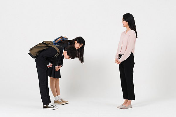 포토 JPG 스튜디오촬영 전신 학생 응시 여학생 여자 남자 교복 남학생 중학생 청소년 실내 서기 웃음 성인 옆모습 10대 세명 30대 십대라이프스타일 교사 한국인 인사 여중생 남중생 국내포토 직업 라이프스타일 시선 옷 뷰포인트 모션 표정 사람 동양인 내부 장년 예절 파일형식