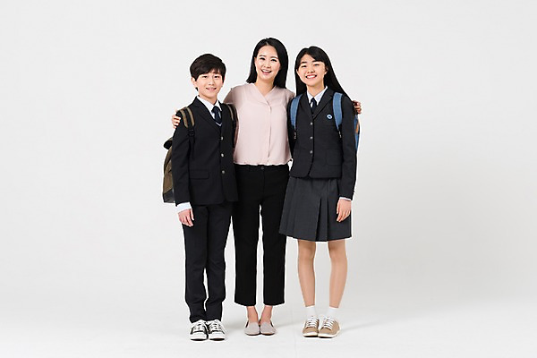 포토 JPG 스튜디오촬영 전신 학생 여학생 여자 남자 교복 남학생 중학생 청소년 어깨동무 실내 서기 웃음 성인 앞모습 10대 세명 30대 십대라이프스타일 교사 한국인 여중생 남중생 국내포토 직업 라이프스타일 옷 뷰포인트 포즈 모션 표정 사람 동양인 내부 장년 파일형식