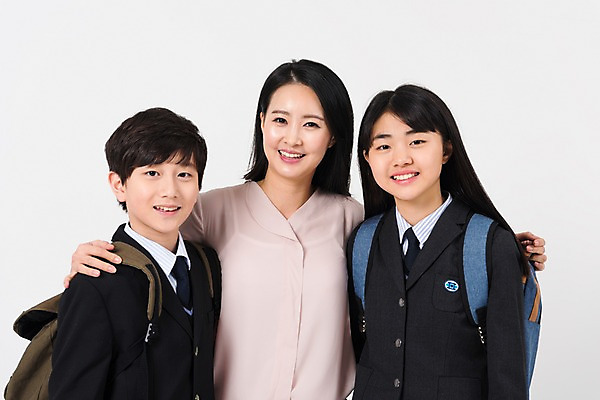 포토 JPG 스튜디오촬영 학생 여학생 여자 남자 교복 남학생 중학생 청소년 어깨동무 실내 서기 웃음 상반신 성인 앞모습 10대 세명 30대 십대라이프스타일 교사 한국인 여중생 남중생 국내포토 직업 라이프스타일 옷 뷰포인트 포즈 모션 표정 사람 동양인 내부 장년 파일형식