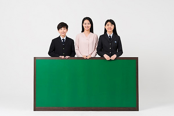 포토 JPG 스튜디오촬영 학생 여학생 여자 남자 교복 남학생 중학생 청소년 실내 서기 웃음 상반신 성인 앞모습 10대 세명 30대 십대라이프스타일 교사 칠판 한국인 잡기 여중생 남중생 국내포토 직업 라이프스타일 옷 뷰포인트 모션 표정 사람 동양인 내부 장년 파일형식