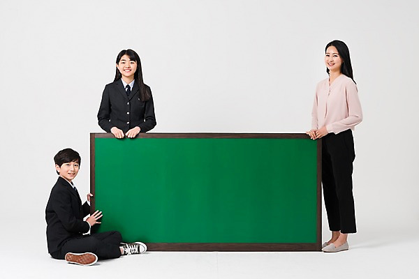 포토 JPG 스튜디오촬영 전신 학생 여학생 여자 남자 교복 남학생 중학생 청소년 실내 서기 앉기 상반신 성인 앞모습 옆모습 10대 세명 30대 십대라이프스타일 교사 칠판 한국인 여중생 남중생 국내포토 직업 라이프스타일 옷 뷰포인트 모션 사람 동양인 내부 장년 파일형식 인종 생활