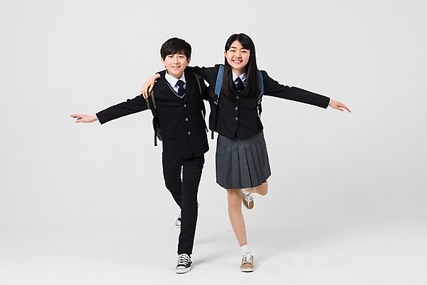 포토 JPG 스튜디오촬영 전신 학생 여학생 여자 남자 교복 남학생 중학생 청소년 어깨동무 실내 서기 웃음 두명 앞모습 10대 친구 십대라이프스타일 한국인 여중생 십대만 남중생 국내포토 라이프스타일 옷 뷰포인트 포즈 관계 모션 표정 사람 동양인 내부 파일형식