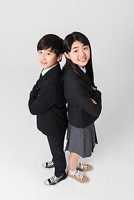 포토 JPG 스튜디오촬영 전신 학생 여학생 여자 남자 교복 남학생 중학생 청소년 실내 서기 웃음 두명 옆모습 10대 친구 하이앵글 팔짱 십대라이프스타일 한국인 등맞대기 여중생 십대만 남중생 국내포토 라이프스타일 옷 뷰포인트 관계 모션 표정 사람 동양인 내부 파일형식