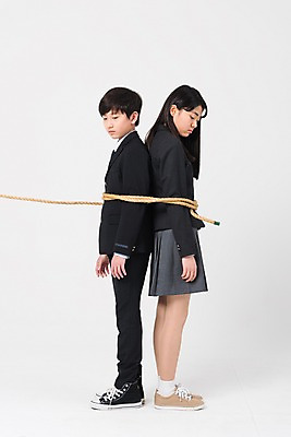 포토 JPG 스튜디오촬영 전신 학생 응시 여학생 여자 남자 교복 밧줄 남학생 중학생 청소년 실내 서기 두명 옆모습 10대 친구 십대라이프스타일 한국인 묶기 여중생 십대만 남중생 국내포토 라이프스타일 시선 옷 줄 뷰포인트 관계 모션 사람 동양인 내부 파일형식