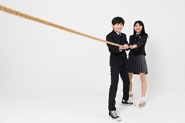 포토 JPG 스튜디오촬영 전신 학생 여학생 여자 남자 교복 남학생 중학생 청소년 실내 서기 웃음 두명 앞모습 10대 친구 십대라이프스타일 한국인 여중생 십대만 남중생 국내포토 라이프스타일 옷 뷰포인트 관계 모션 표정 사람 동양인 내부 파일형식