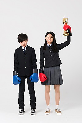 포토 JPG 스튜디오촬영 전신 학생 여학생 여자 남자 교복 남학생 중학생 청소년 실내 서기 웃음 들기 두명 앞모습 10대 친구 십대라이프스타일 한국인 권투글러브 트로피 여중생 승자 십대만 남중생 국내포토 라이프스타일 옷 뷰포인트 관계 모션 표정 사람 동양인 내부 글러브 상_우승 파일형식