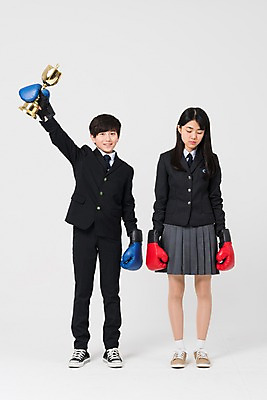 포토 JPG 스튜디오촬영 전신 학생 응시 여학생 여자 남자 교복 남학생 중학생 청소년 실내 서기 들기 두명 앞모습 10대 친구 십대라이프스타일 한국인 권투글러브 트로피 여중생 승자 십대만 남중생 국내포토 라이프스타일 시선 옷 뷰포인트 관계 모션 사람 동양인 내부 글러브 상_우승 파일형식