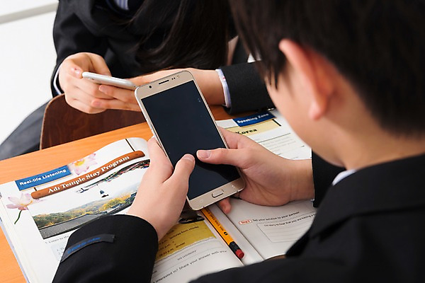 포토 JPG 스튜디오촬영 학생 여학생 여자 남자 교복 남학생 학교 중학생 청소년 수업 실내 들기 앉기 근접촬영 상반신 두명 앞모습 뒷모습 신체부위 10대 책 친구 스마트폰 십대라이프스타일 한국인 책상 교과서 여중생 십대만 남중생 국내포토 라이프스타일 옷 교육 뷰포인트 가구 관계 모션 교재 사람 동양인 내부 핸드폰 스마트기기 파일형식
