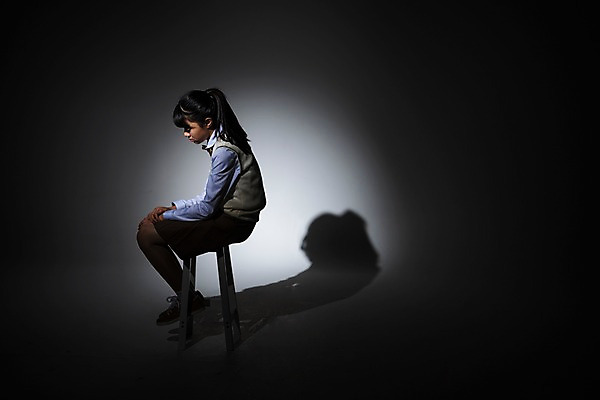 포토 JPG 스튜디오촬영 전신 응시 여학생 여자 교복 의자 중학생 청소년 실내 피곤 그림자 한명 앉기 옆모습 10대 십대라이프스타일 한국인 슬픔 여중생 힘듦 십대여자한명만 국내포토 1 학생 라이프스타일 시선 옷 감정 뷰포인트 가구 컨셉 모션 사람 동양인 내부 여자한명만 십대여자만 파일형식