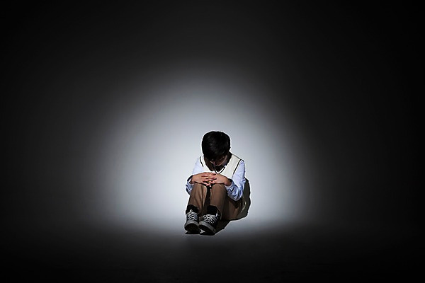 포토 JPG 스튜디오촬영 전신 학생 남자 교복 남학생 중학생 청소년 실내 피곤 한명 앉기 앞모습 10대 십대라이프스타일 한국인 슬픔 웅크림 힘듦 십대남자한명만 남중생 국내포토 1 라이프스타일 옷 감정 뷰포인트 컨셉 모션 사람 동양인 내부 남자한명만 십대남자만 파일형식