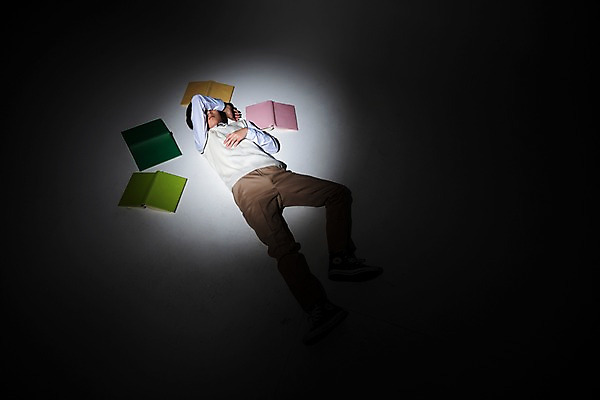 포토 JPG 스튜디오촬영 전신 학생 남자 교복 남학생 중학생 청소년 실내 피곤 한명 앞모습 10대 책 눕기 십대라이프스타일 한국인 슬픔 얼굴가리기 힘듦 십대남자한명만 남중생 국내포토 1 라이프스타일 옷 감정 뷰포인트 컨셉 모션 사람 동양인 내부 가림 남자한명만 십대남자만 파일형식