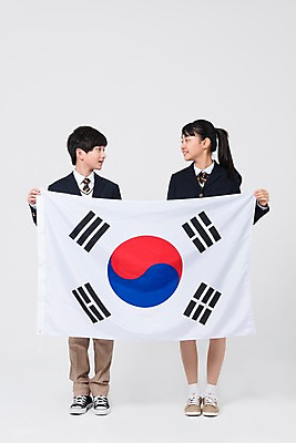 포토 JPG 스튜디오촬영 전신 학생 응시 여학생 여자 남자 교복 남학생 중학생 청소년 실내 서기 웃음 들기 누끼 두명 앞모습 10대 친구 마주보기 십대라이프스타일 한국인 태극기 삼일절 여중생 광복절 십대만 남중생 국내포토 라이프스타일 시선 옷 뷰포인트 관계 모션 표정 사람 동양인 내부 공휴일 국기 국경일 파일형식