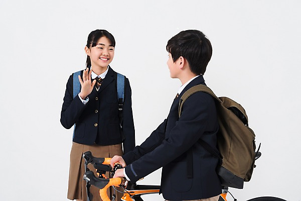 포토 JPG 스튜디오촬영 학생 응시 여학생 여자 남자 교복 남학생 중학생 청소년 실내 서기 웃음 상반신 두명 앞모습 옆모습 10대 친구 십대라이프스타일 자전거 한국인 인사 잡기 여중생 십대만 남중생 국내포토 라이프스타일 시선 옷 뷰포인트 관계 모션 표정 사람 동양인 내부 바이크 예절 파일형식