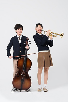 포토 JPG 스튜디오촬영 전신 학생 여학생 여자 남자 교복 악기 남학생 연주 학교 중학생 청소년 실내 서기 웃음 들기 두명 앞모습 10대 친구 십대라이프스타일 한국인 여중생 음악교육 트럼펫 베이스 십대만 남중생 국내포토 라이프스타일 옷 교육 음악 뷰포인트 관계 모션 현악기 표정 사람 동양인 내부 금관악기 파일형식
