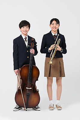 포토 JPG 스튜디오촬영 전신 학생 여학생 여자 남자 교복 악기 남학생 연주 학교 중학생 청소년 실내 서기 웃음 들기 두명 앞모습 10대 친구 십대라이프스타일 한국인 여중생 음악교육 트럼펫 베이스 십대만 남중생 국내포토 라이프스타일 옷 교육 음악 뷰포인트 관계 모션 현악기 표정 사람 동양인 내부 금관악기 파일형식