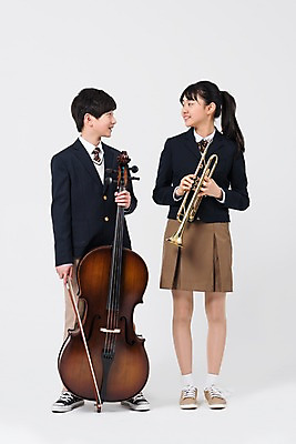 포토 JPG 스튜디오촬영 전신 학생 응시 여학생 여자 남자 교복 악기 남학생 학교 중학생 청소년 실내 서기 웃음 들기 두명 앞모습 10대 친구 마주보기 십대라이프스타일 한국인 여중생 음악교육 트럼펫 베이스 십대만 남중생 국내포토 라이프스타일 시선 옷 교육 음악 뷰포인트 관계 모션 현악기 표정 사람 동양인 내부 금관악기 파일형식