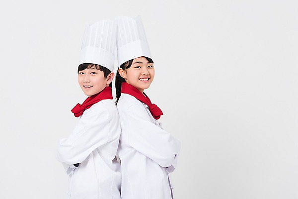 포토 JPG 스튜디오촬영 전신 학생 여학생 여자 남자 남학생 중학생 청소년 실내 요리사모자 서기 웃음 두명 옆모습 10대 친구 팔짱 십대라이프스타일 한국인 등맞대기 여중생 십대만 남중생 국내포토 모자_잡화 라이프스타일 뷰포인트 관계 모션 표정 사람 동양인 내부 요리사 파일형식