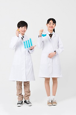 포토 JPG 스튜디오촬영 전신 학생 여학생 여자 남자 남학생 과학 학교 중학생 청소년 실내 실험 서기 웃음 들기 두명 앞모습 10대 친구 십대라이프스타일 한국인 과학자 여중생 비커 과학교육 십대만 남중생 국내포토 직업 라이프스타일 교육 뷰포인트 관계 모션 표정 실험기구 사람 동양인 내부 학자 파일형식
