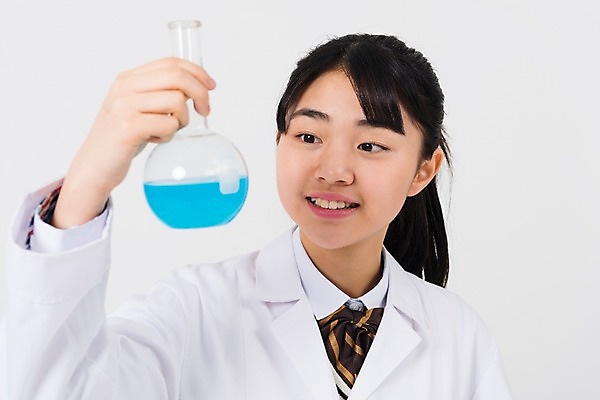 포토 JPG 스튜디오촬영 응시 여학생 여자 과학 학교 중학생 청소년 실내 실험 한명 서기 웃음 들기 상반신 앞모습 10대 캐주얼 십대라이프스타일 한국인 과학자 여중생 비커 과학교육 십대여자한명만 국내포토 직업 1 학생 라이프스타일 시선 옷 교육 뷰포인트 모션 표정 실험기구 사람 동양인 내부 학자 여자한명만 십대여자만 파일형식