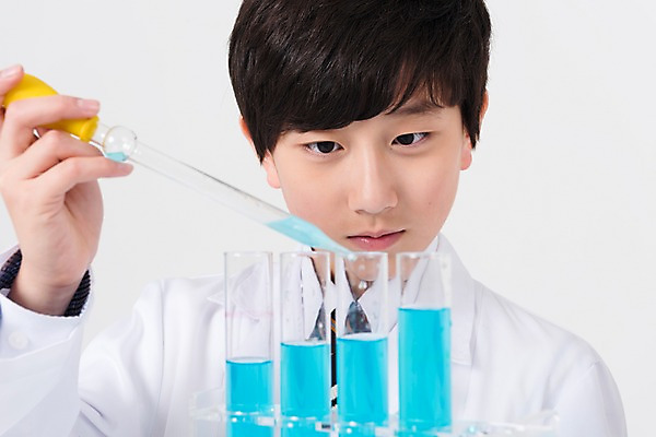 포토 JPG 스튜디오촬영 학생 응시 남자 남학생 과학 학교 중학생 청소년 실내 실험 한명 서기 웃음 들기 상반신 앞모습 10대 십대라이프스타일 한국인 스포이트 과학자 비커 과학교육 십대남자한명만 남중생 국내포토 직업 1 라이프스타일 시선 교육 뷰포인트 모션 표정 실험기구 사람 동양인 내부 피펫 학자 남자한명만 십대남자만 파일형식